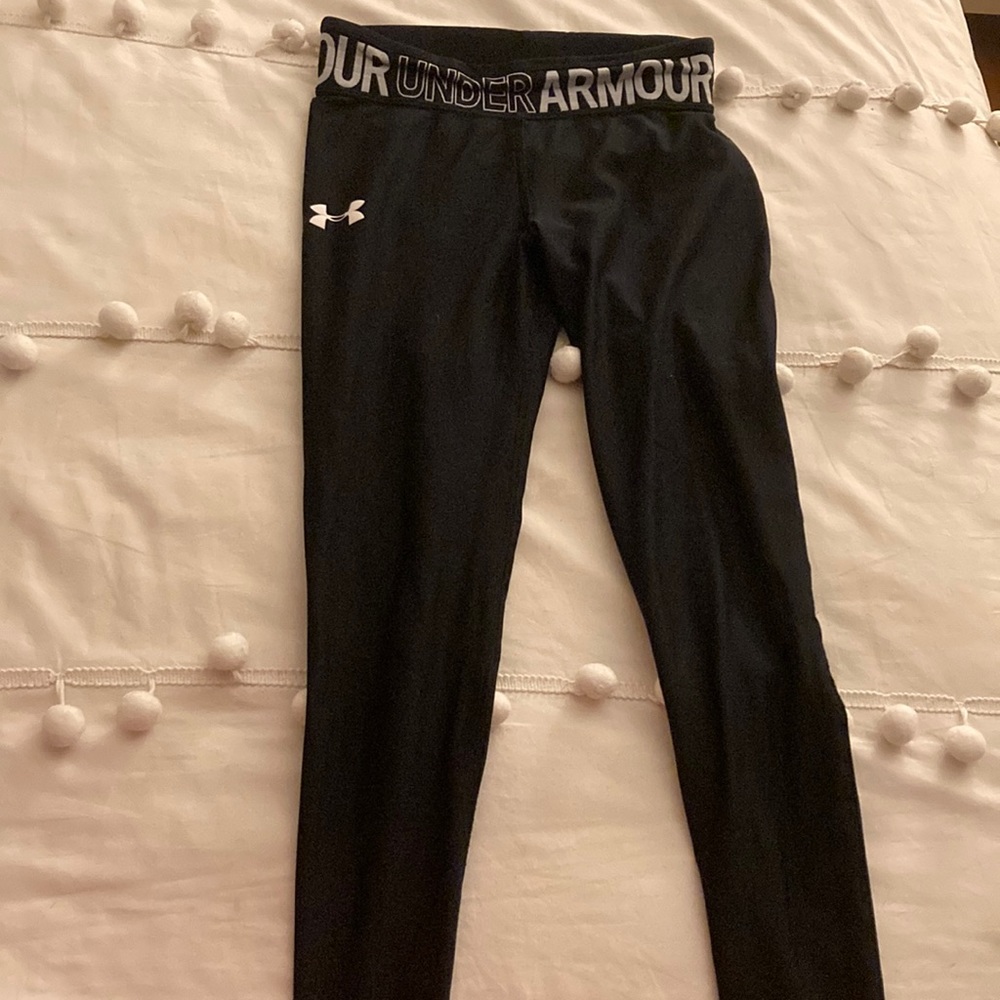 The SOFTEST pair of under armor leggings in a size small